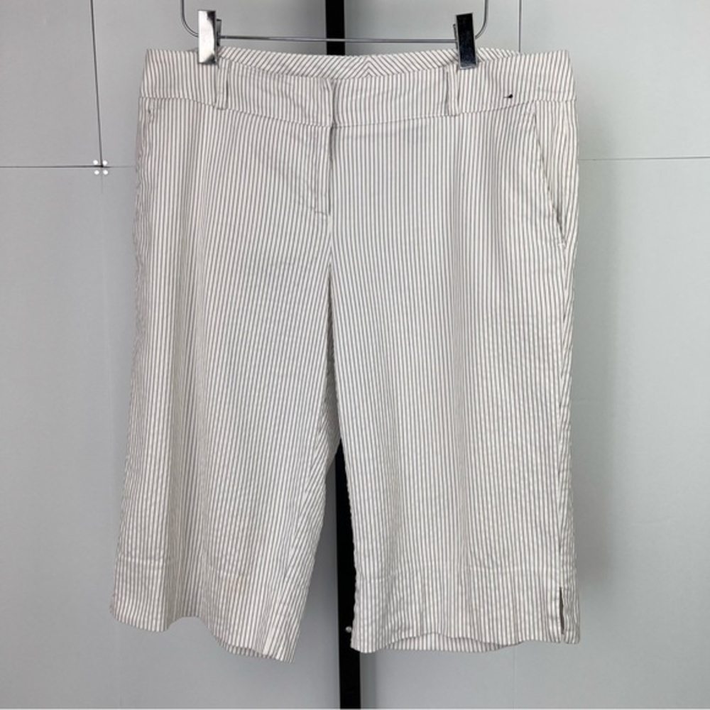 NY&CO Bermuda Shorts Women 10 Ivory Seersucker Textured Long Preppy Golf Classic